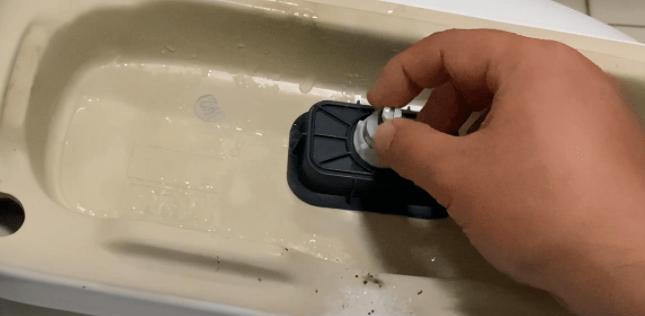 马桶冲水按钮卡住不回弹，如何处理（解决马桶冲水按钮卡住问题的简单方法）