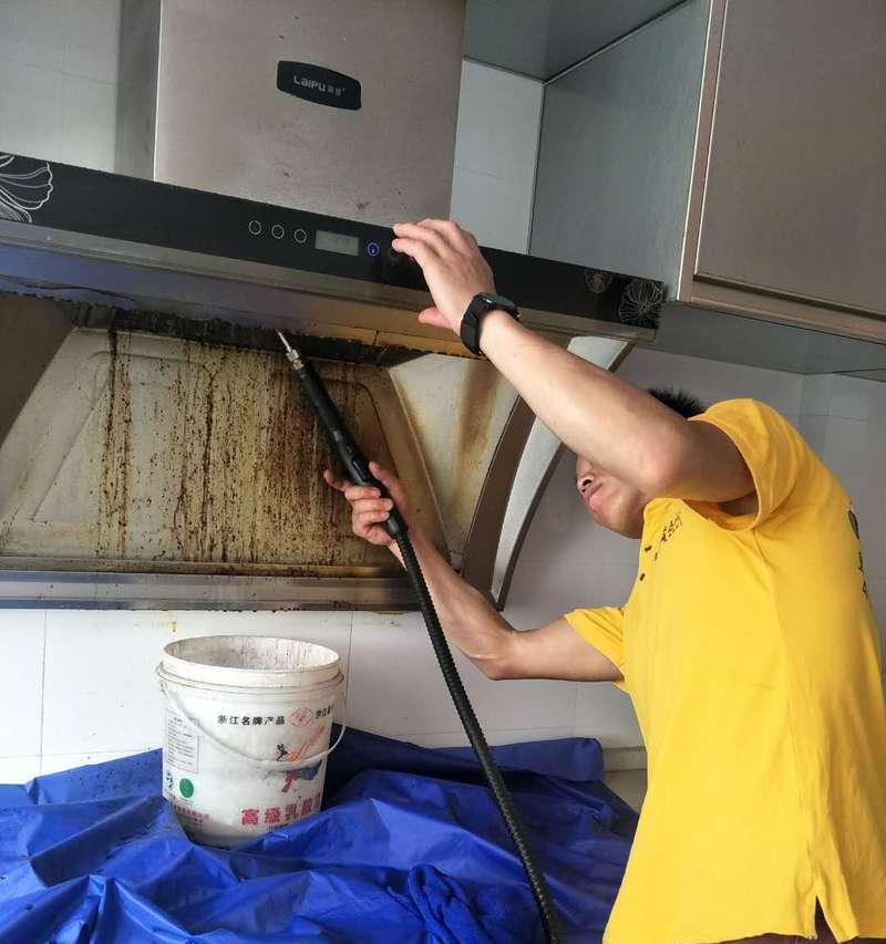如何清洗老旧油烟机的油垢（轻松解决厨房油烟机油垢问题）