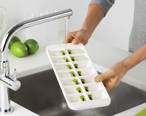 科学清洗冰箱冻冰的方法（保证食品安全）