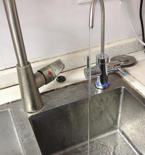 净水器加的水变黑了怎么办（有效解决净水器加水后变黑的方法）
