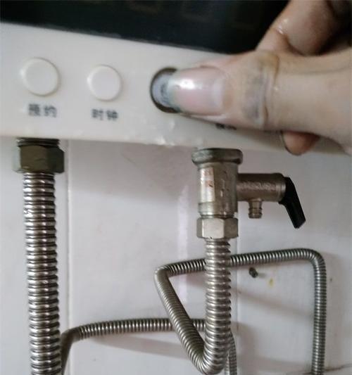 桶装热水器的拆卸清洗方法（轻松学会拆卸清洗热水器）
