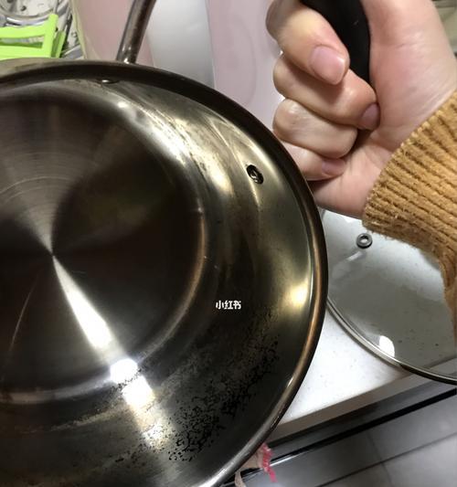 如何处理燃气灶锅底黑的问题（轻松清洁锅底黑污）