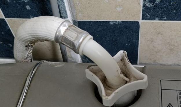 洗衣机水管松了漏水的修理方法（简单教你如何修理洗衣机水管漏水问题）