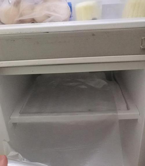 如何解决冰柜结冰外面很烫的问题（有效降温）