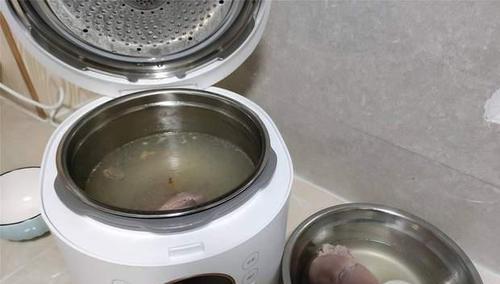电饭煲炖汤声响的原因及解决方法（揭秘电饭煲炖汤过程中的声响以及如何消除）