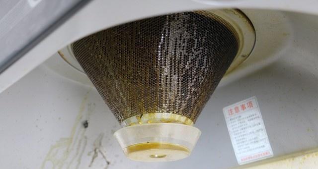 油烟机油杯的清洗技巧（快速有效去除油渍）