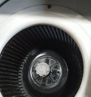油烟机水管清洗方法大揭秘（解决油烟机水管阻塞问题的实用技巧）