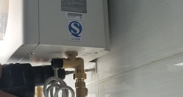 热水器墙上接口松了怎么办（解决热水器墙上接口松动的简单方法）