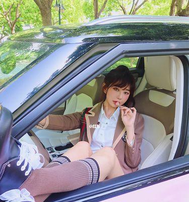 如何在车内调整手机拍照姿势？