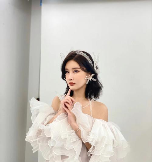 手机拍照时如何避免变成服装模式？