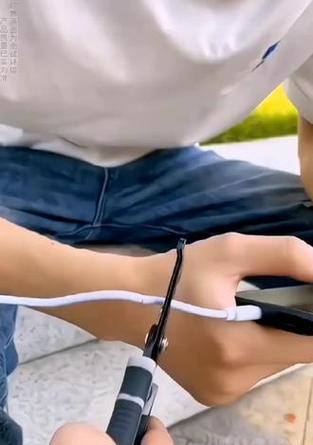 数据线旋转夜灯使用方法是什么？如何操作？